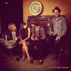 Dengarkan lagu Can’t Help Falling in Love nyanyian Leftover Cuties dengan lirik