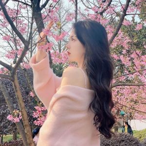 收听首席执行官小七的无人与我歌词歌曲
