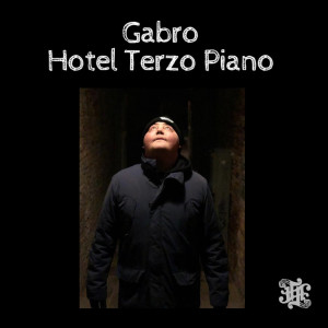 ดาวน์โหลดและฟังเพลง Gabro Hotel Terzo Piano (Explicit) พร้อมเนื้อเพลงจาก The Funny Farm