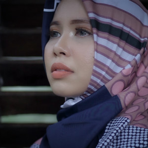 Dengarkan lagu Gelas Gelas Kaca nyanyian Vanny Vabiola dengan lirik