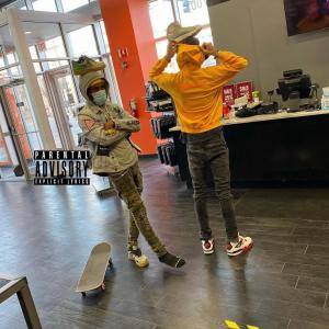 ดาวน์โหลดและฟังเพลง roo ++ (feat. MOODA) (Explicit) พร้อมเนื้อเพลงจาก Lohana GLO