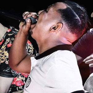Dengarkan lagu جلابة و الميني nyanyian Abbas Sghir dengan lirik