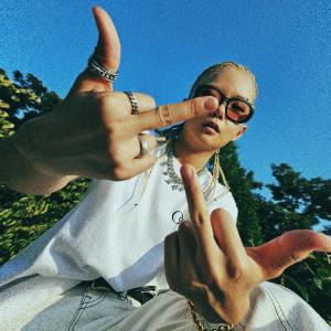 Dengarkan lagu Predator-Prey Role Reversal (Feat. Mckdaddy) nyanyian 2DaYellow dengan lirik