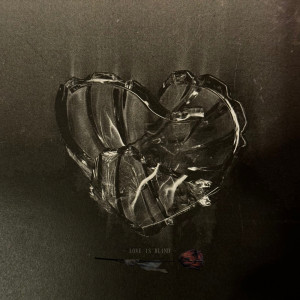 Dengarkan LOVE IS BLIND lagu dari 堕楽 dengan lirik