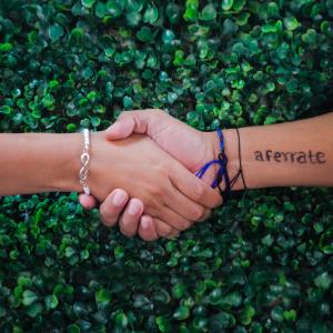 ดาวน์โหลดและฟังเพลง Aferrate (feat. Edy Montoya & Otro Humano) พร้อมเนื้อเพลงจาก Gio7047