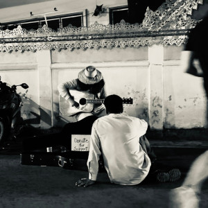 收聽ทิฆัมพร的เรารักกันหรือมันแค่พันผูก歌詞歌曲