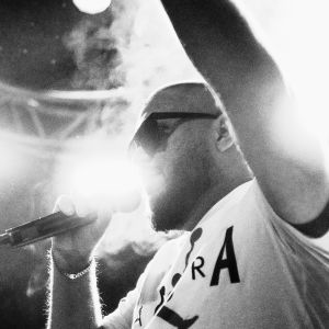 Listen to Riadó (Explicit) song with lyrics from VZS