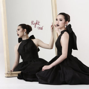 ดาวน์โหลดและฟังเพลง Right Now พร้อมเนื้อเพลงจาก Isabela Vinzon