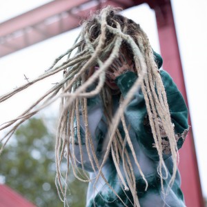 收聽Zhavia的Deep Down歌詞歌曲