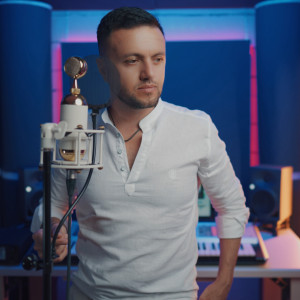 Listen to Замок из песка song with lyrics from Mamikon