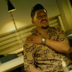 Dengarkan lagu نضحك من برا نبكي من داخل nyanyian Abdou Gambitta dengan lirik