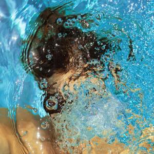 Finn Matthews的專輯COOL BLUE WATER (Explicit)
