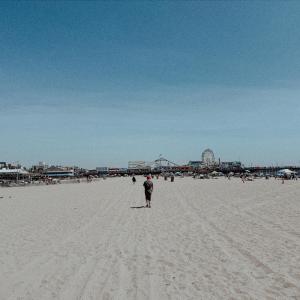 ดาวน์โหลดและฟังเพลง DROWNING (feat. Tony Tig) พร้อมเนื้อเพลงจาก glooribeatz