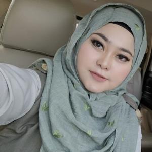 ดาวน์โหลดและฟังเพลง Memandangmu พร้อมเนื้อเพลงจาก Rani Rusdy