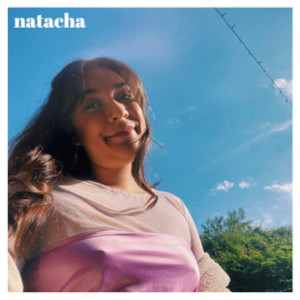ดาวน์โหลดและฟังเพลง living room พร้อมเนื้อเพลงจาก Natacha
