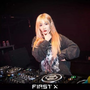 收听李佳宜的甜心反应 (DJ花哨版伴奏)歌词歌曲