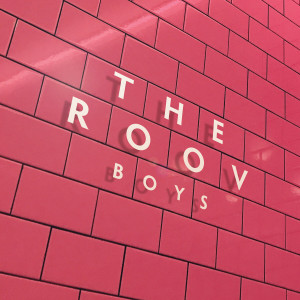 ดาวน์โหลดและฟังเพลง Boys พร้อมเนื้อเพลงจาก The Roov