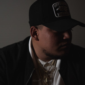 Dengarkan Family lagu dari JVillanueva dengan lirik