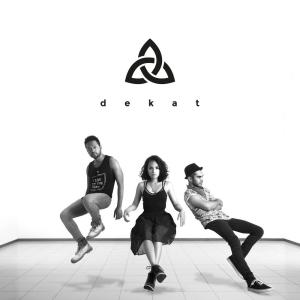 收听DEKAT的Istimewa歌词歌曲