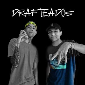 Dengarkan lagu Drafteados (Explicit) nyanyian BM Familia dengan lirik
