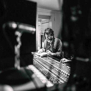Dengarkan Find a Love lagu dari Jesse Siebenberg dengan lirik