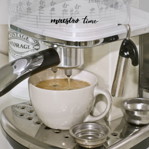 Listen to 모차르트 : 세레나데 10번 내림 나장조 '그랑 파르티타' – 4악장 Mozart : Serenade No.10 In B Flat Major K.361 'Gran Partita' – IV. Menuetto song with lyrics from Maestro Time