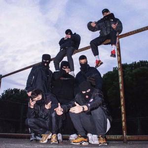 Listen to Xode Mezine (feat. 4Roe) song with lyrics from yasinatasoy