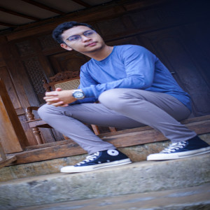 Listen to Menanti song with lyrics from Wildan
