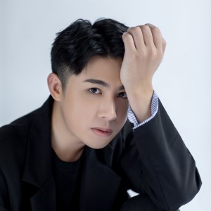 Listen to 不变 (完整版) song with lyrics from 丁奇炜