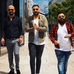 Dengarkan lagu Kurdish Mashup nyanyian Grup Yegane dengan lirik