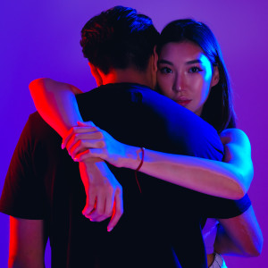 Dengarkan lagu Далеко nyanyian Karina Cold dengan lirik