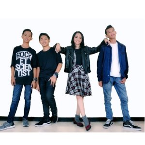ดาวน์โหลดและฟังเพลง Terlalu Berarti พร้อมเนื้อเพลงจาก Hastag Band