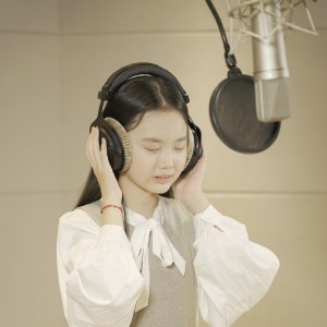 Dengarkan lagu 画 nyanyian 叶雨芯 dengan lirik