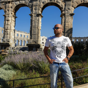Listen to Sada znam da je kraj song with lyrics from Valerio