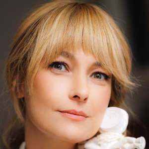 Listen to До останньої хвилини song with lyrics from Anna Khanina