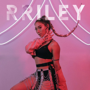收聽Sandra Riley Tang的mmm bye歌詞歌曲