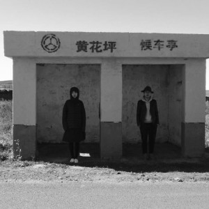 收聽烏薩的拿着啤酒上了公交 (完整版)歌詞歌曲