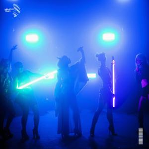 ดาวน์โหลดและฟังเพลง Murder On The Dancefloor พร้อมเนื้อเพลงจาก eyeroze