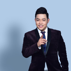 Dengarkan lagu Vó Ngựa Trên Đồi Cỏ Non (Xuân Phát Tài 13) nyanyian Quang Lê dengan lirik