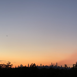 ดาวน์โหลดและฟังเพลง La Ciudad พร้อมเนื้อเพลงจาก Carli Beguerie