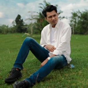 Listen to Salah Berjuang song with lyrics from Frendy Felubun