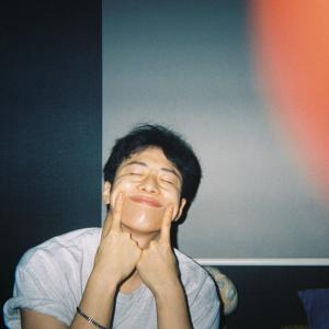 Dengarkan lagu Friends (feat. Zelo, jvde) nyanyian FeelDog（BIGSTAR） dengan lirik