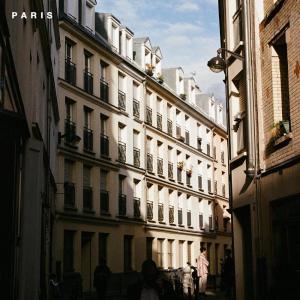 Dengarkan lagu Paris (Explicit) nyanyian New West dengan lirik