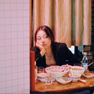 Dengarkan lagu What Am I To U? nyanyian 채옐 (Yel) dengan lirik