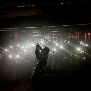 Dengarkan lagu všichni moji kámoši nyanyian Skardu dengan lirik
