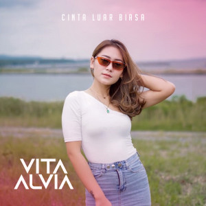 收听Vita Alvia的Cinta Luar Biasa歌词歌曲