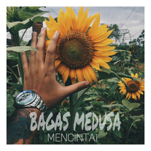 Dengarkan Mencintai lagu dari Bagas Medusa dengan lirik