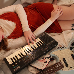 ดาวน์โหลดและฟังเพลง Waiting for Cars พร้อมเนื้อเพลงจาก Soccer Mommy
