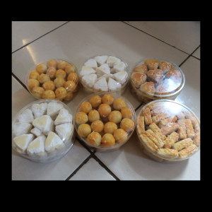 ดาวน์โหลดและฟังเพลง Kue di hari lebaran พร้อมเนื้อเพลงจาก Hivy