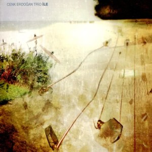 ดาวน์โหลดและฟังเพลง Dün พร้อมเนื้อเพลงจาก Cenk Erdoğan Trio